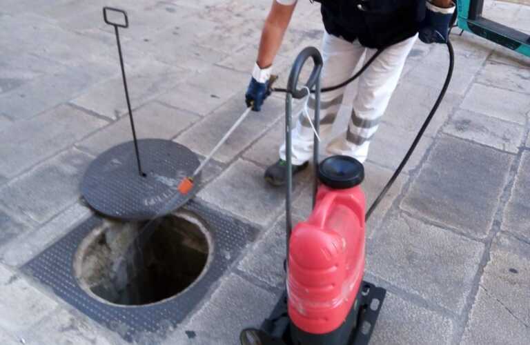 Sporcizia e cattivi odori a Bari Vecchia: dopo le segnalazioni dei residenti interviene l’Amiu Puglia