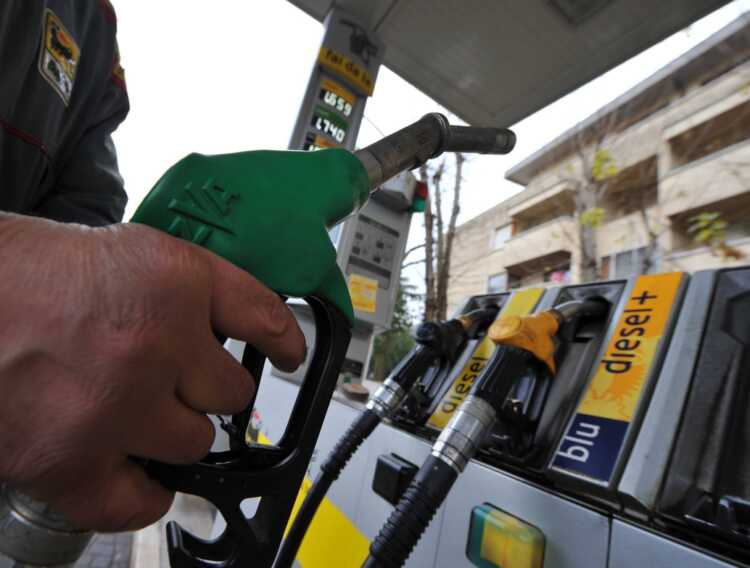 Caro-benzina, controlli della Guardia di finanza nei distributori della Bat: emerse diverse irregolarità