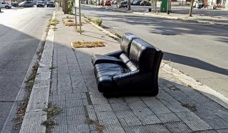 Bari, un divano abbandonato sullo spartitraffico a Japigia. Lo sfogo: «Ma cosa vi passa per la testa?»