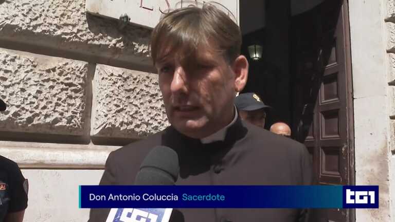 Attentato a don Coluccia, il “prete coraggio” salentino: «Pensavano di farmi fuori ma tornerò in strada»