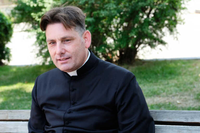 Agguato a don Coluccia: insulti e bottiglie contro il prete salentino antimafia
