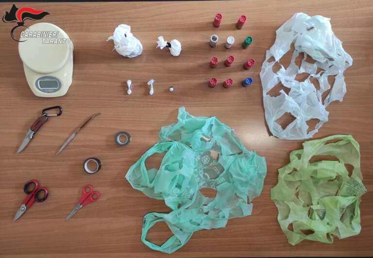 Cocaina e munizioni nascosti tra i videogiochi in un locale di Statte: arrestato un 43enne