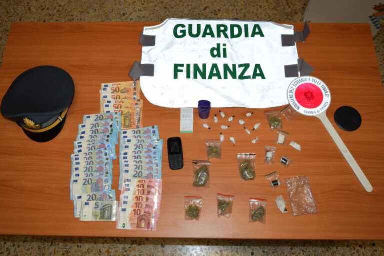 Sorpreso in monopattino mentre vendeva droga: arrestato un 19enne a Porto Cesareo
