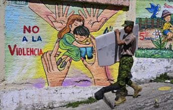 Galleria foto 'Elezioni Ecuador, voto tra insicurezza e paura dopo omicidio Villaviciencio' - foto 1