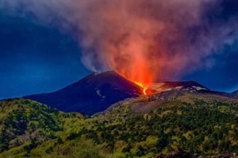 Galleria foto 'Etna in eruzione, aeroporto di Catania chiude lo spazio aereo' - foto 1
