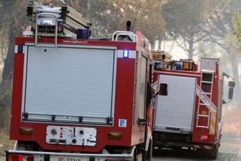 Galleria foto 'Firenze, incendio a Massanera di Reggello: fiamme avanzano spinte dal vento' - foto 1