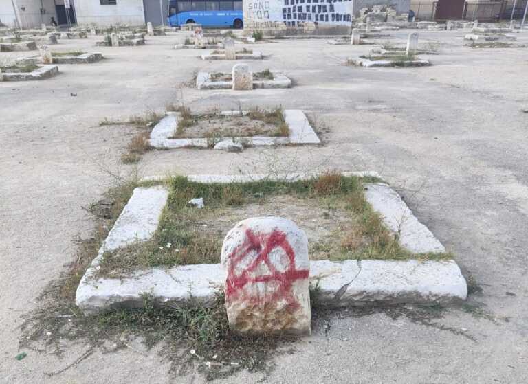 Cerignola, la storia deturpata dai vandali: Fosse granarie imbrattate con la vernice