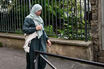Galleria foto 'Francia vieta abaya a scuola: abito islamico è proibito' - foto 1