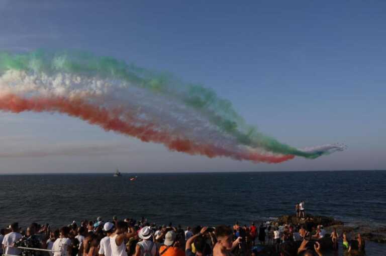 Le Frecce Tricolori incantano Giovinazzo, in 50mila da tutta la Puglia per l’Air Show: «Emozione unica»