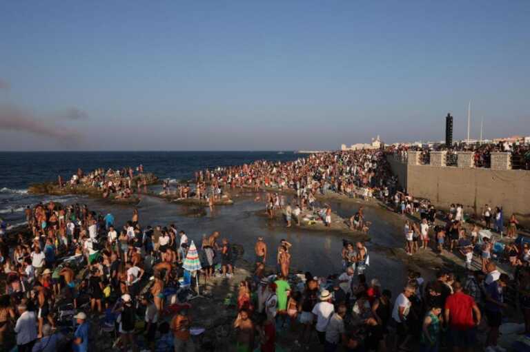Galleria foto 'Le Frecce Tricolori incantano Giovinazzo, in 50mila da tutta la Puglia per l’Air Show: «Emozione unica»' - foto 2