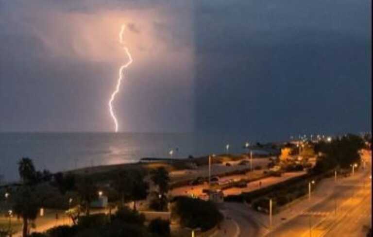 Bari, si avvicina il maltempo: i fulmini fotografati dal lungomare. Prime violente piogge in provincia – FOTO
