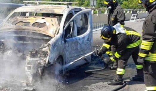 Galleria foto 'Auto in fiamme sull’A16. Salvi coniugi e tre cani partiti da Napoli erano diretti verso la Puglia' - foto 1