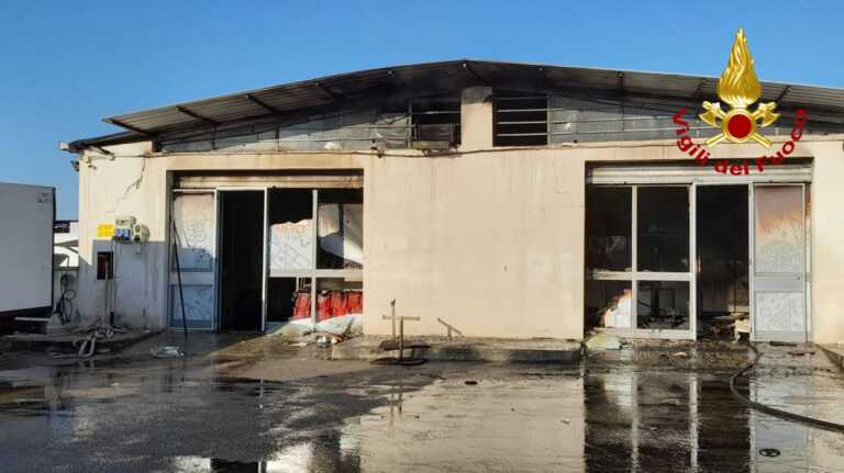 Lizzanello, il fuoco divora un capannone. Pompieri al lavoro per sei ore