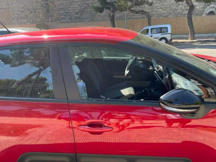 Auto depredate in centro a Bari, vetri infranti per rubare autoradio e borse: «La città non è sicura»