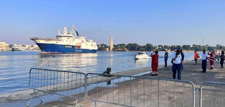 Migranti, la Geo Barents nel porto di Brindisi: a bordo 168 persone, tra cui 110 minori non accompagnati
