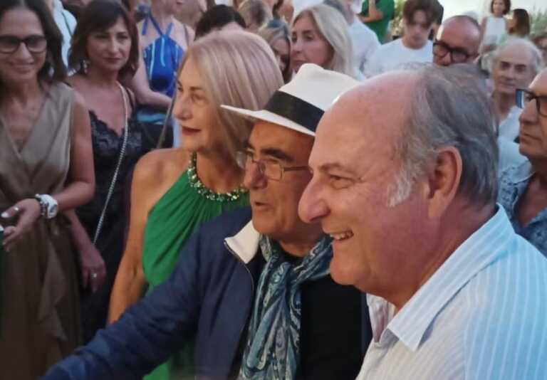Gerry Scotti festeggia il compleanno in Salento: «La Puglia? Ora è più bella». Poi la visita ad Al Bano