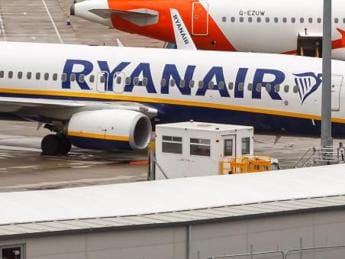 Galleria foto 'Gran Bretagna, continua caos dopo guasto tecnico aereo: Ryanair cancella 70 voli' - foto 1