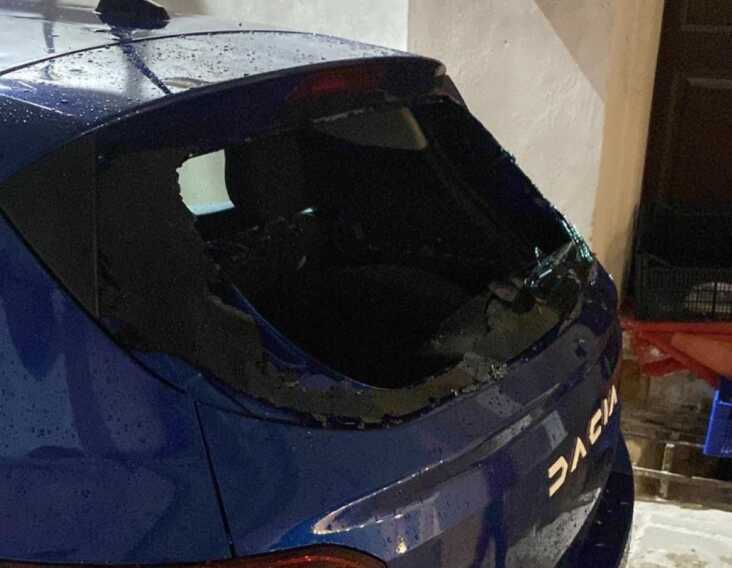 Maltempo, violenta grandinata nel Salento: chicchi del diametro di 8 centimetri. Danni alle auto