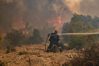 Galleria foto 'Grecia, nuovi incendi in tutto il Paese: fiamme a 15 km da Atene' - foto 1