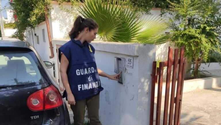 Salento, controlli sugli affitti brevi a Gallipoli: case pollaio, 22 violazioni e due denunce