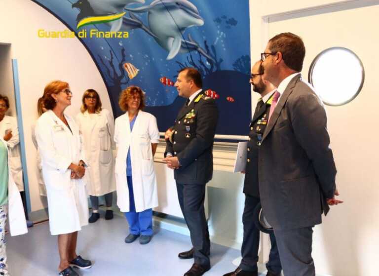 Bari, la Guardia di finanza dona 7mila euro al “Giovanni XXIII”: «Grande esempio di generosità»