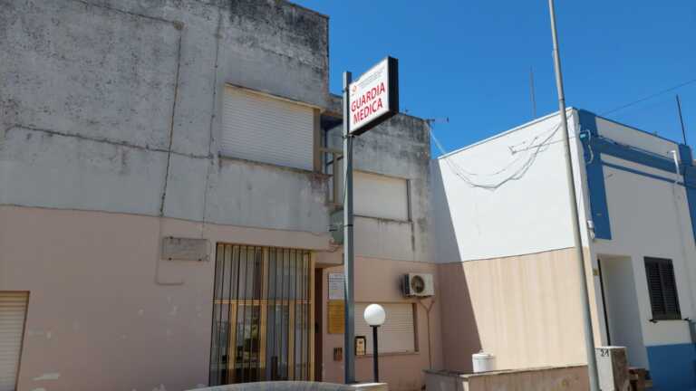 Presicce-Acquarica, la guardia medica non c’è: turista sfonda la vetrata a calci. Denunciato