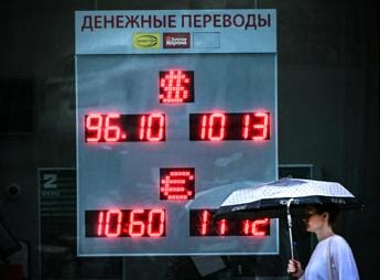 Galleria foto 'Guerra Ucraina-Russia, rublo ai minimi da 16 mesi rispetto a euro e dollaro' - foto 1