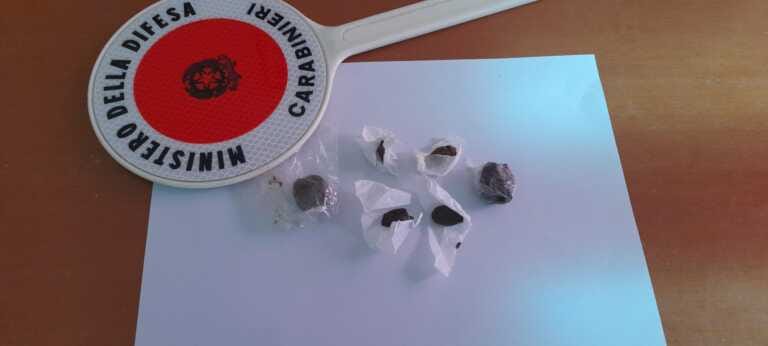 Irsina, gettano la droga dal finestrino prima di fermarsi all’alt dei carabinieri: denunciati 5 giovanissimi