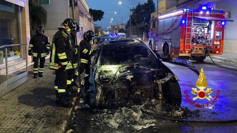 Galleria foto 'Notte di fuoco nel Salento: due auto distrutte dalle fiamme a Salice e Cavallino. Indagini in corso' - foto 1