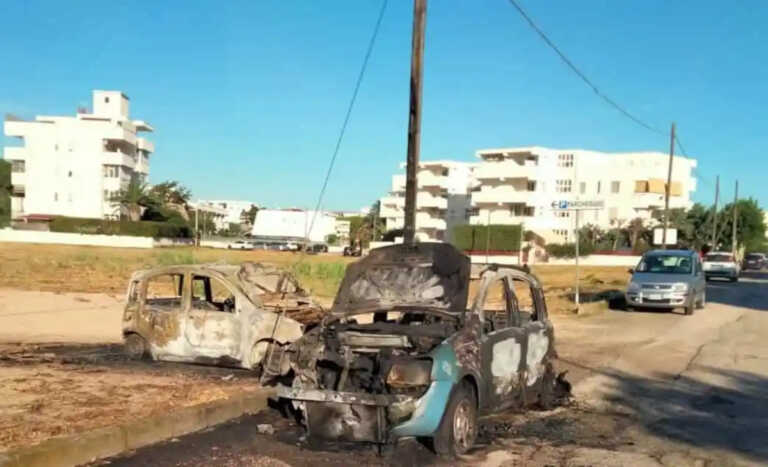 Due auto distrutte da un incendio a Marina di Lesina: non si esclude la pista dolosa. Indagini in corso