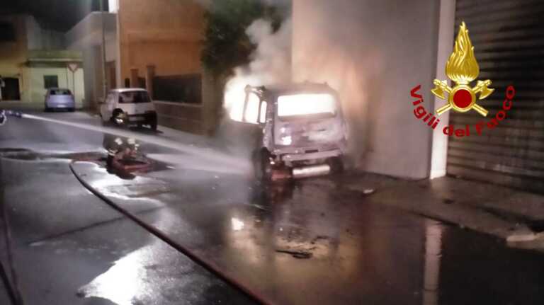 Notte di fuoco nel Salento: due auto distrutte dalle fiamme a Salice e Cavallino. Indagini in corso