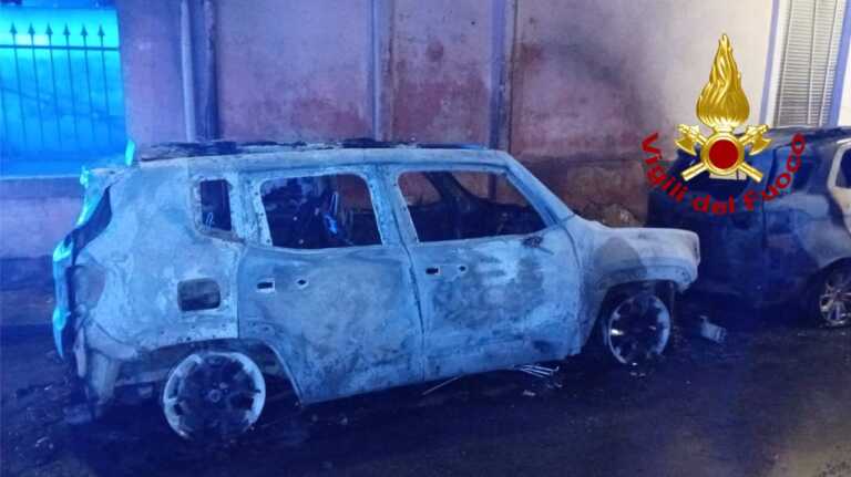 Incendio a Trepuzzi: in fiamme due auto della stessa famiglia. Indagini in corso per risalire alle cause – FOTO