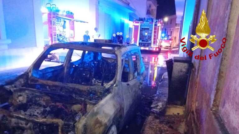 Galleria foto 'Incendio a Trepuzzi: in fiamme due auto della stessa famiglia. Indagini in corso per risalire alle cause – FOTO' - foto 1