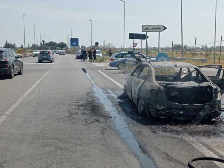 Auto in fiamme sulla statale 534 nel Cosentino: salvi i quattro turisti pugliesi che erano a bordo