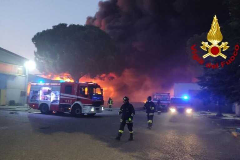 Melfi, dodici ore per spegnere l’incendio in un capannone. All’opera 33 squadre dei Vigili del fuoco