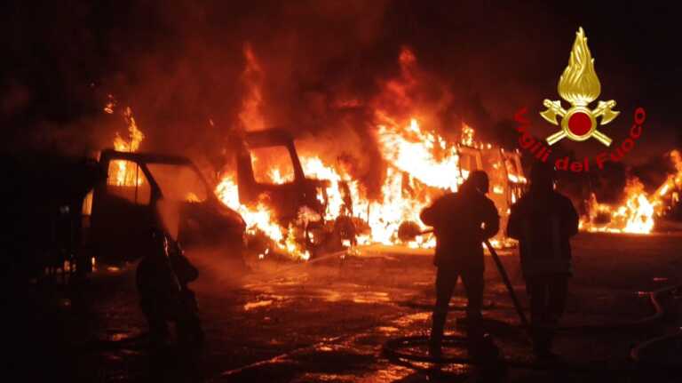 Galleria foto 'Gallipoli, 10 mezzi per la raccolta rifiuti distrutti in un incendio divampato nella notte: indagini in corso – VIDEO' - foto 2