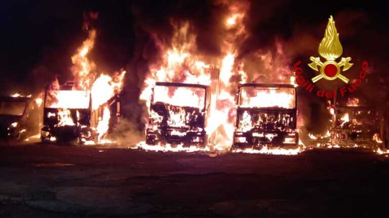 Gallipoli, 10 mezzi per la raccolta rifiuti distrutti in un incendio divampato nella notte: indagini in corso – VIDEO