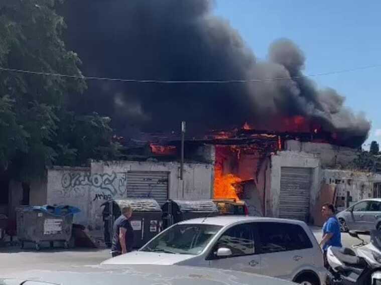 Bari, incendio al quartiere Libertà: fiamme in alcune baracche di corso della Carboneria – VIDEO