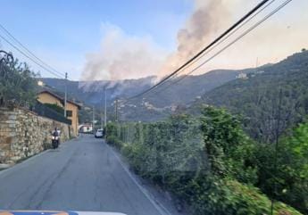Galleria foto 'Incendio Sanremo, in fiamme i boschi di Verezzo e la Valle Argentina' - foto 1