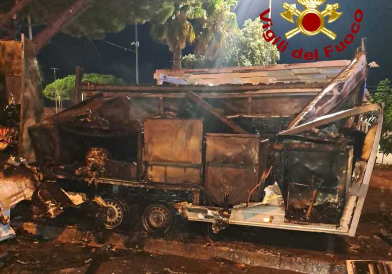 Roulotte adibita a fast food distrutta da un incendio nella notte a Taviano: indagini in corso