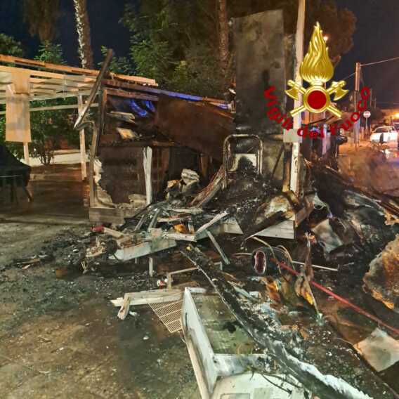 Galleria foto 'Roulotte adibita a fast food distrutta da un incendio nella notte a Taviano: indagini in corso' - foto 1