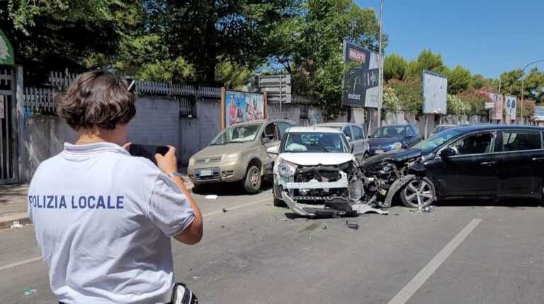 Foggia, incidente tra quattro veicoli. Due feriti e una donna in fuga