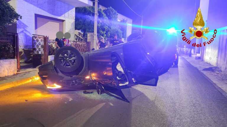 Si scontra con un’auto all’incrocio e fugge dopo che il mezzo si ribalta: due feriti. Caccia al pirata della strada