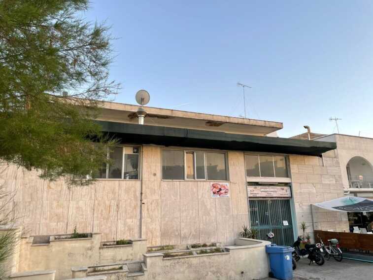 Lecce, infarto mentre lavora al mercato coperto. Non c’è defibrillatore: muore una 56enne