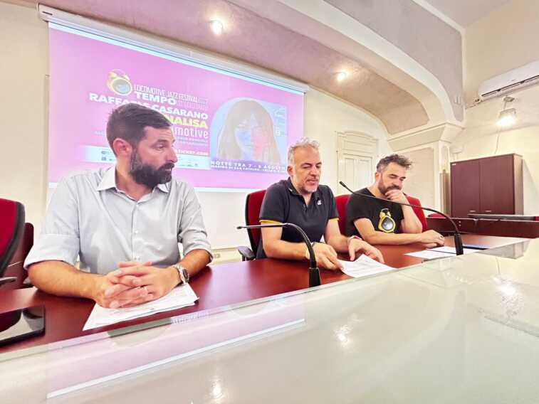 Dopo i roghi, una vera alba a San Cataldo con il Locomotive. Concerto in spiaggia con Annalisa