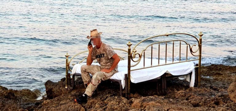 Un letto sugli scogli per guardare le stelle cadenti: l’idea del turista “romantico” non è piaciuta al sindaco di Ugento