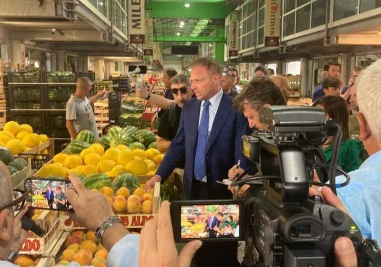 Il ministro Lollobrigida visita il mercato ortofrutticolo Mediterraneo di Fasano: «Settore strategico»