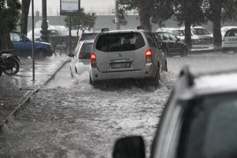 Galleria foto 'Maltempo oggi, allerta rossa in Lombardia. Treni sospesi tra Italia e Francia per una frana' - foto 1