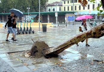 Galleria foto 'Maltempo oggi con Ciclone Poppea, allerta meteo rossa in Lombardia' - foto 1