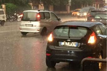 Galleria foto 'Maltempo oggi Roma con nubifragio, due feriti per caduta alberi' - foto 1